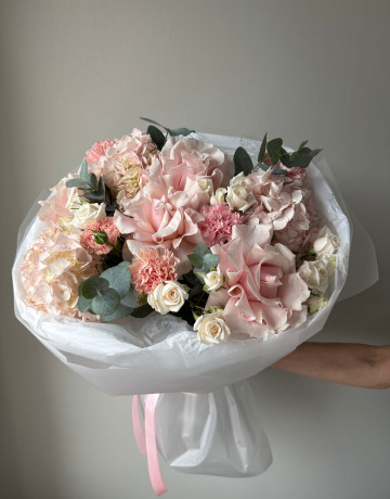 Букет из гортензий, гвоздик, эвкалипта, роз, кустовой розы #3729