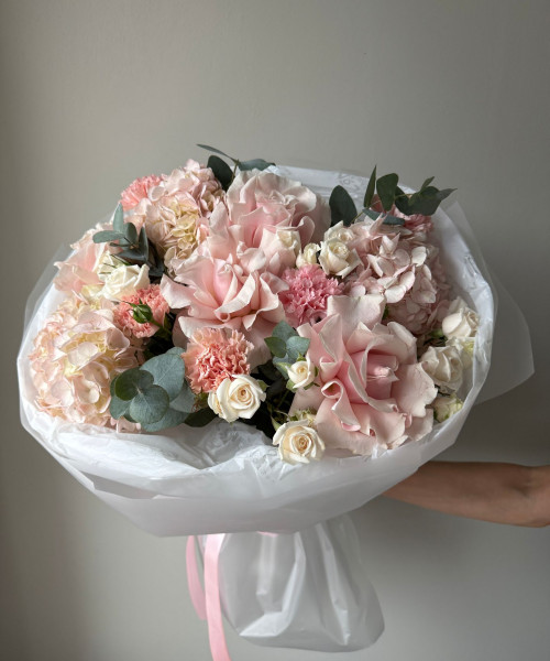 Букет из гортензий, гвоздик, эвкалипта, роз, кустовой розы #3729 - Цветочный21