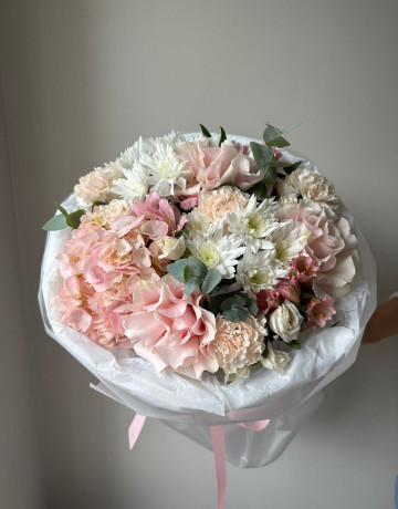 Букет из гортензий, хризантем, роз, альстромерий, кустовых роз, гвоздик, эвкалипта #3728