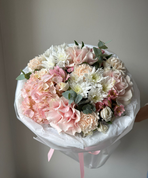 Букет из гортензий, хризантем, роз, альстромерий, кустовых роз, гвоздик, эвкалипта #3728 - Цветочный21