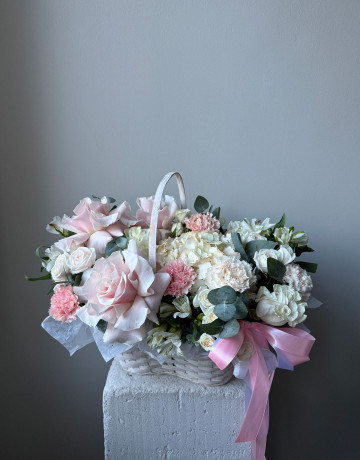 Композиция из роз, гортензий, кустовых роз, альстромерий и гвоздик #3732