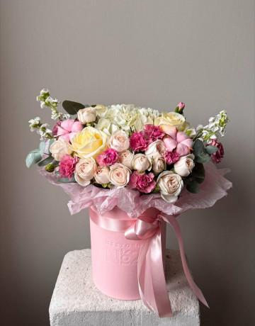 Композиция из гортензии, роз, кустовых роз, гвоздик и маттиол #3743