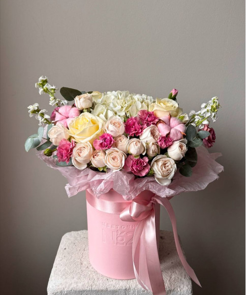 Композиция из гортензии, роз, кустовых роз, гвоздик и маттиол #3743 - Цветочный21