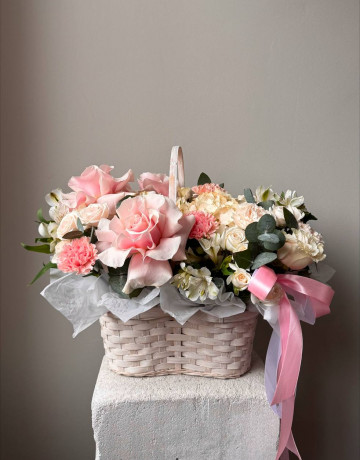 Композиция из роз, кустовых роз, альстромерий и гвоздик в корзине #3744