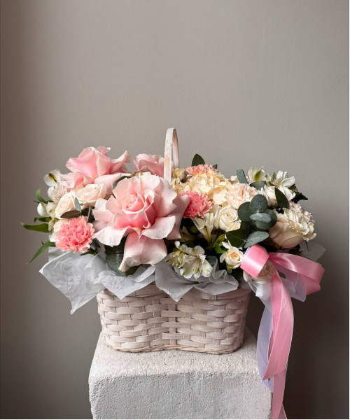 Композиция из роз, кустовых роз, альстромерий и гвоздик в корзине #3744 - Цветочный21