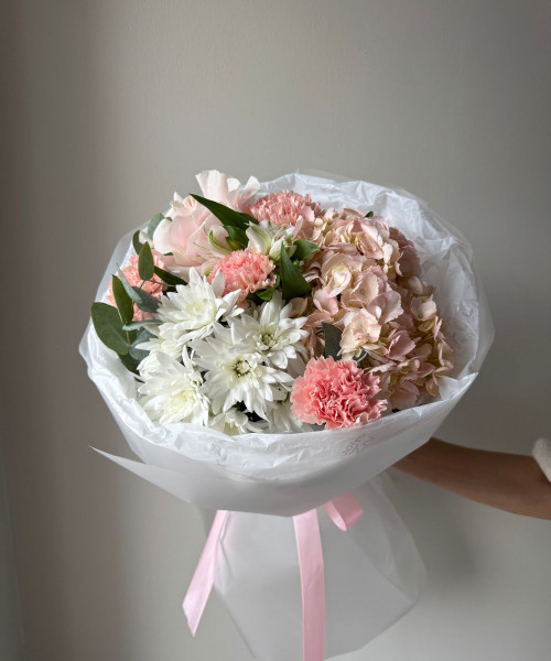 Букет из гортензий, гвоздик, хризантемы, эвкалипта, розы и альстромерий #3730 - Цветочный21