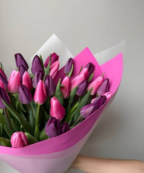 Букет микс из 35 сиреневых тюльпанов #3858 - Цветочный21