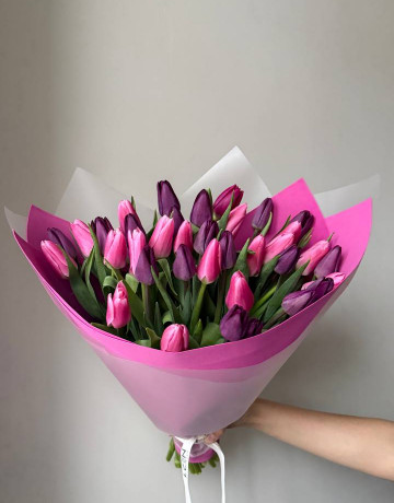 Букет микс из 35 сиреневых тюльпанов #3858