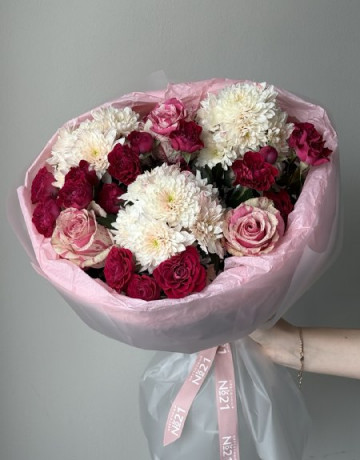 Букет в розовом оттенке с хризантемой, миксом роз #3868