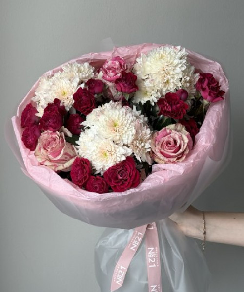 Букет в розовом оттенке с хризантемой, миксом роз #3868 - Цветочный21