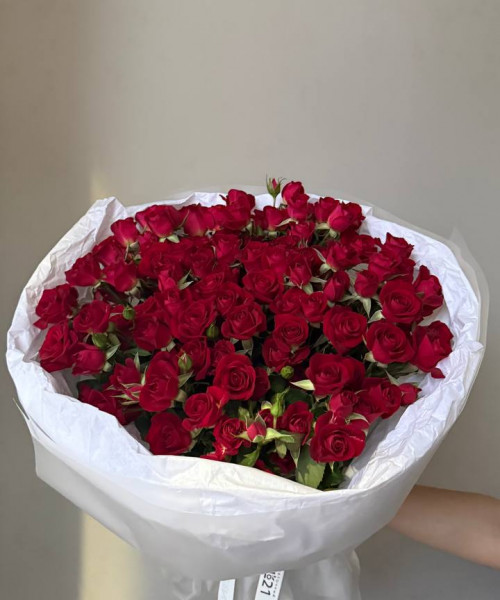 Букет из 25 красных кустовых роз #3856 - Цветочный21