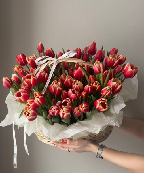 Корзина из 65 красных тюльпанов #3814 - Цветочный21