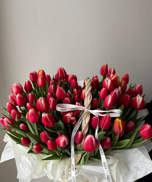 Корзина из 101 тюльпанов #3822 - Цветочный21