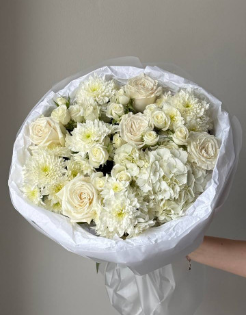 Белый букет из гортензии, хризантемы и роз #3853