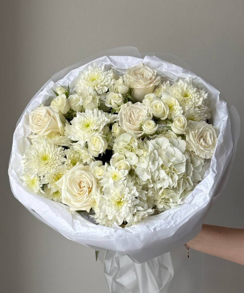 Белый букет из гортензии, хризантемы и роз #3853 - Цветочный21