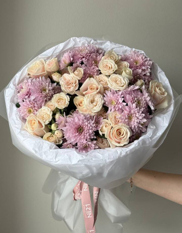 Букет с кремовыми розами и хризантемой #3850