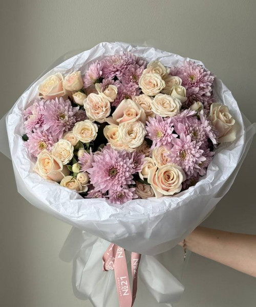 Букет с кремовыми розами и хризантемой #3850 - Цветочный21