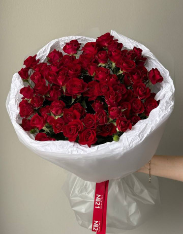 Букет из 15 красных кустовых роз #3844