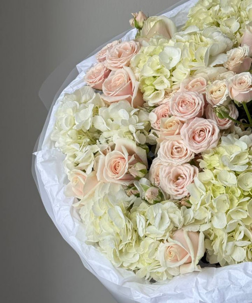 Нежнейший букет с гортензией и кустовой розой #3845 - Цветочный21