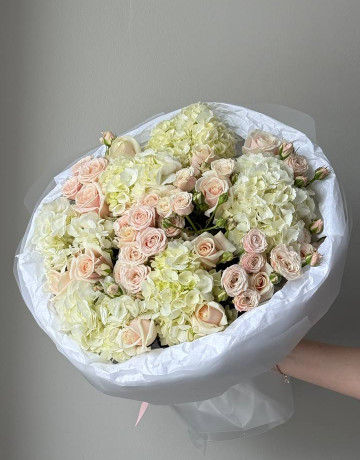 Нежнейший букет с гортензией и кустовой розой #3845