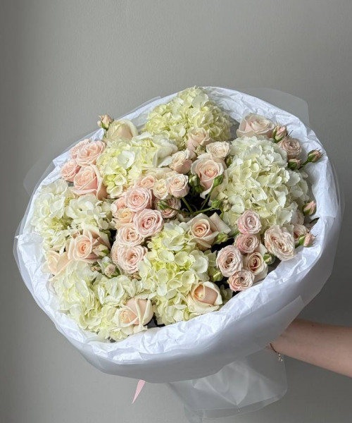 Нежнейший букет с гортензией и кустовой розой #3845 - Цветочный21