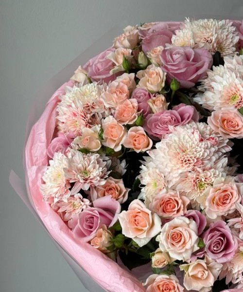 Букет с кустовыми розами и хризантемой #3846 - Цветочный21