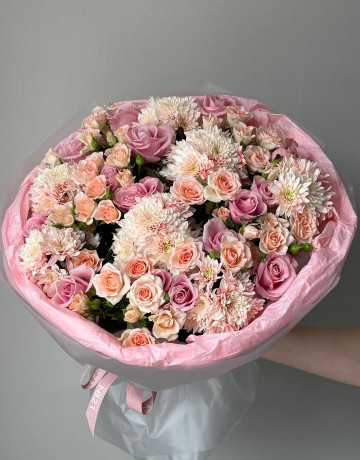 Букет с кустовыми розами и хризантемой #3846