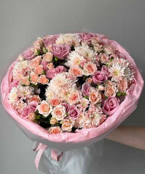 Букет с кустовыми розами и хризантемой #3846 - Цветочный21