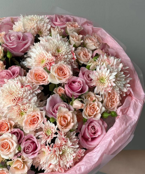 Букет с кустовыми розами и хризантемой #3846 - Цветочный21