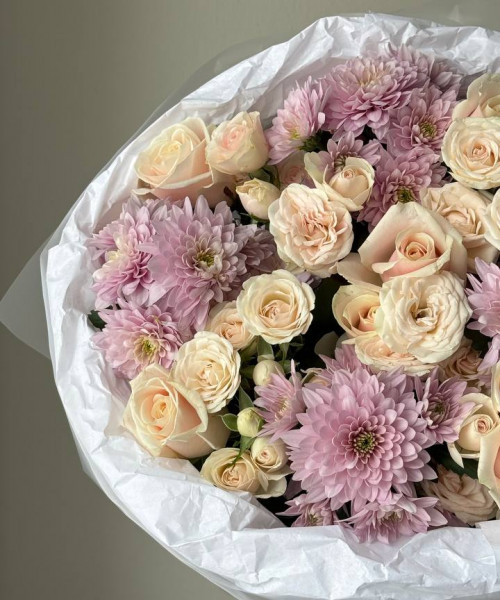 Букет с кремовыми розами и хризантемой #3850 - Цветочный21