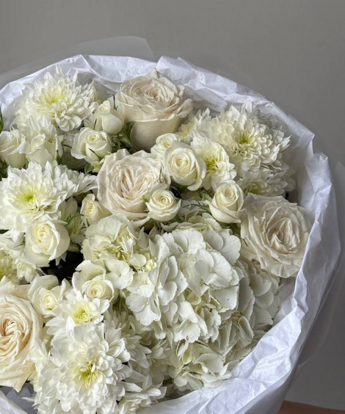 Белый букет из гортензии, хризантемы и роз #3853 - Цветочный21