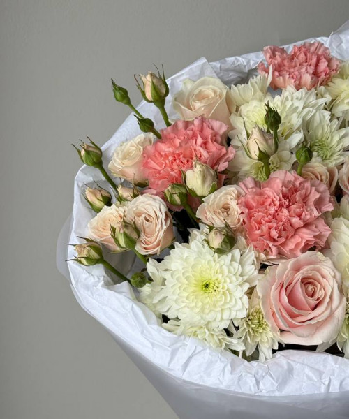 Букет с хризаномой, розами и диантусами #3854 - Цветочный21