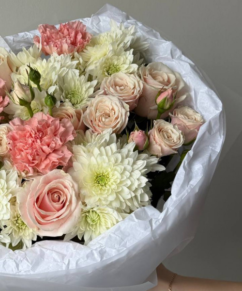 Букет с хризаномой, розами и диантусами #3854 - Цветочный21