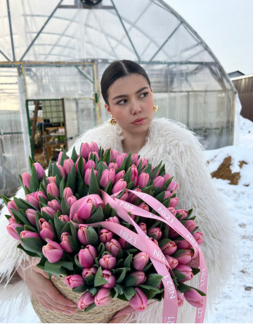 Композиция из 101 розового тюльпана в плетеной корзине #3574