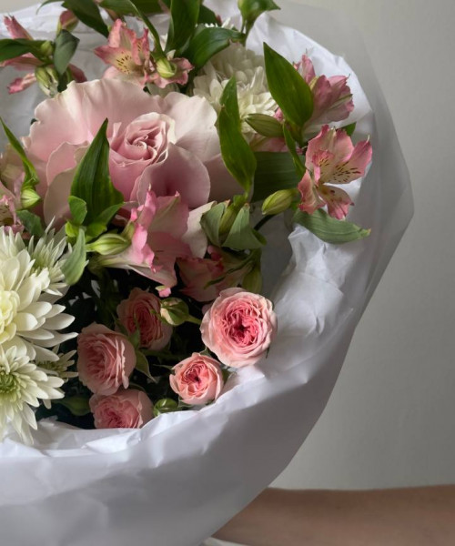 Воздушный букет с альстромерией, французской розой #3867 - Цветочный21