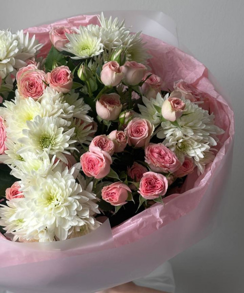 Нежный букет с хризантемой, кустовой розой #3866 - Цветочный21