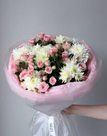 Нежный букет с хризантемой, кустовой розой #3866