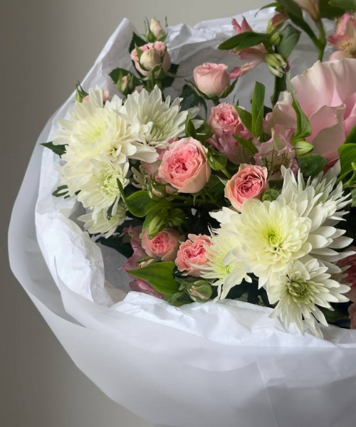 Воздушный букет с альстромерией, французской розой #3867 - Цветочный21