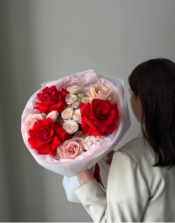 Букет из кустовых и одноголовых роз #3793