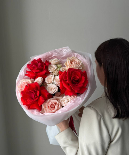 Букет из кустовых и одноголовых роз #3793 - Цветочный21