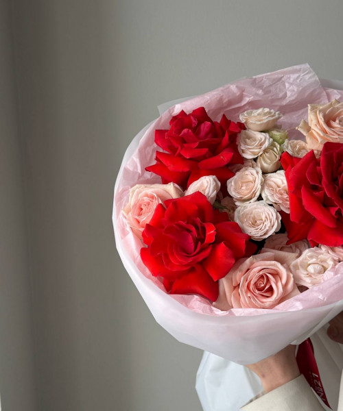 Букет из кустовых и одноголовых роз #3793 - Цветочный21