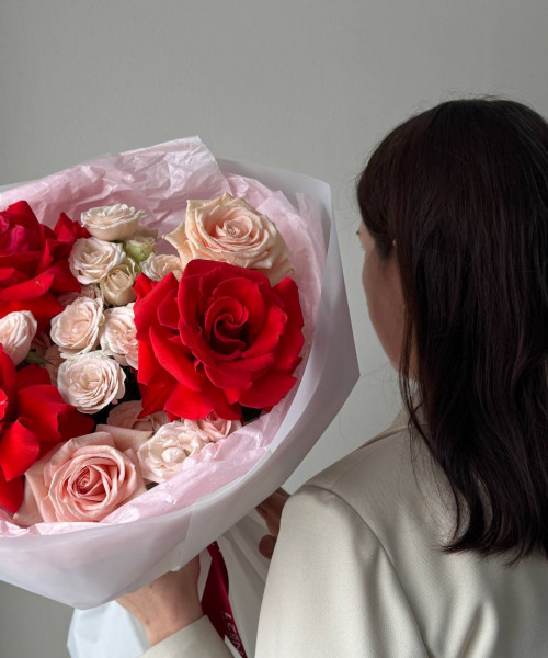 Букет из кустовых и одноголовых роз #3793 - Цветочный21