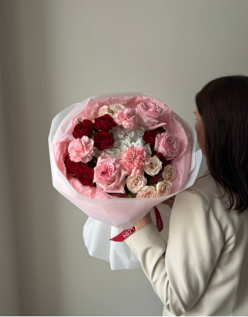 Букет из роз,гвоздик,гортензий и кустовых роз #3792