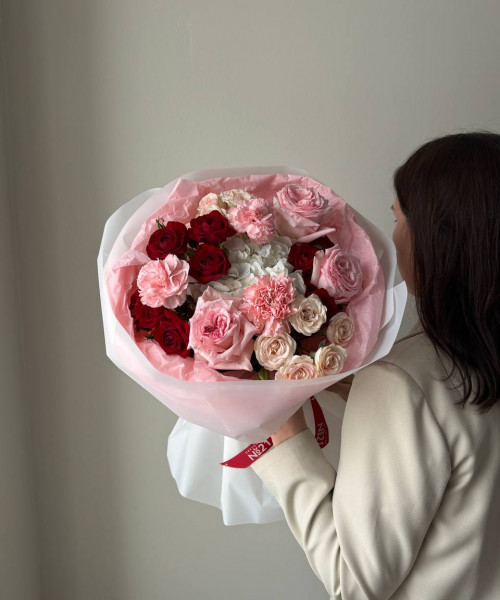 Букет из роз,гвоздик,гортензий и кустовых роз #3792 - Цветочный21