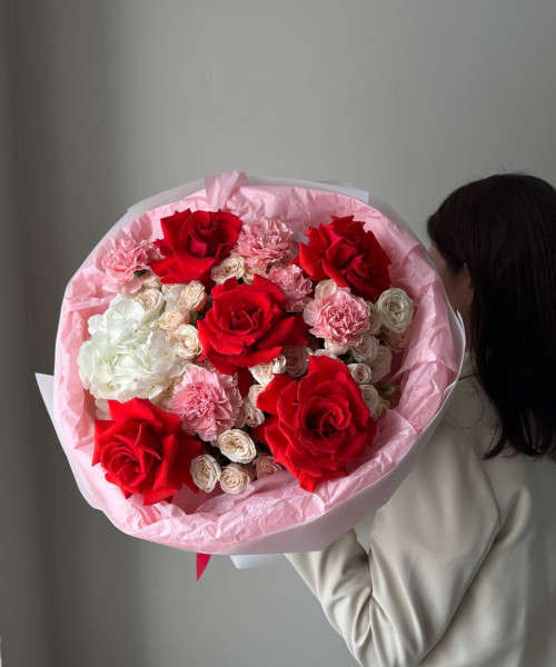 Букет из кустовых роз,гвоздик,одноголовой розы и гортензии #3794 - Цветочный21