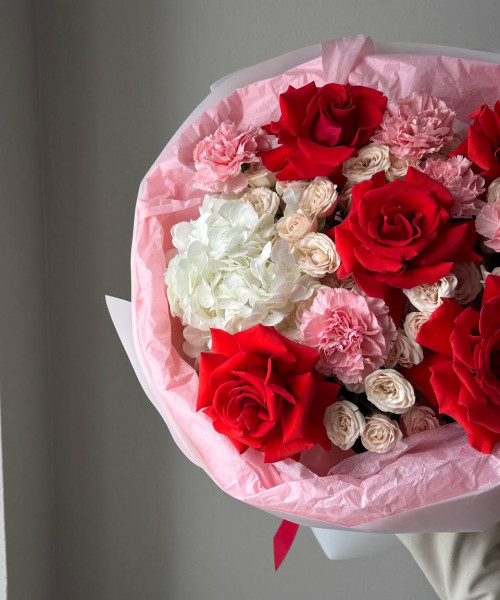 Букет из кустовых роз,гвоздик,одноголовой розы и гортензии #3794 - Цветочный21