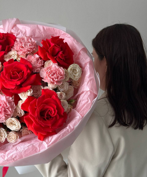 Букет из кустовых роз,гвоздик,одноголовой розы и гортензии #3794 - Цветочный21