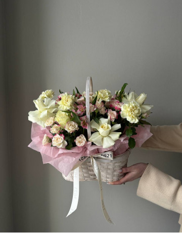 Композиция французских роз,гвоздик,альстромерий и кустовой розы #3799