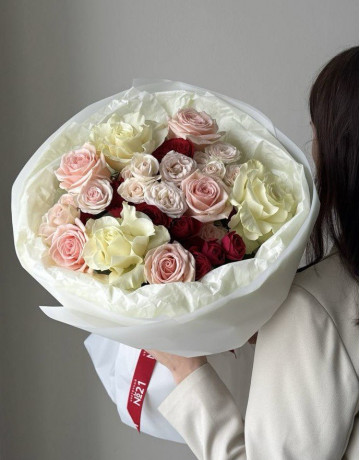 Сборный букет с белой французской розой и миксом роз