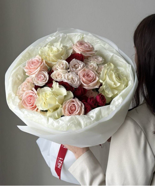 Сборный букет с белой французской розой и миксом роз - Цветочный21